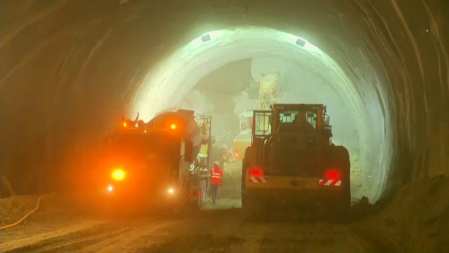 Cum arată primele tuneluri de autostradă din România. Constructorul anunță că a forat deja peste 60% din lungimea totală