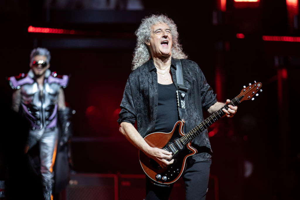 Chitaristul formației Queen, Brian May, a suferit un atac vascular cerebral, care i-a paralizat temporar mâna stângă