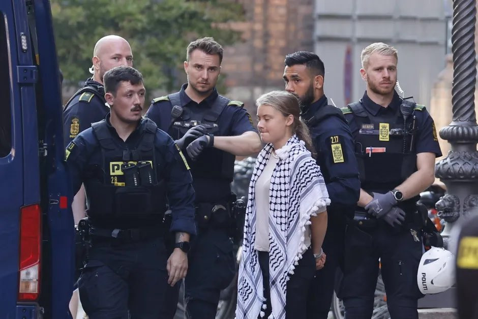 Greta Thunberg arestată la un protest pro-palestinian. ”Poliția a intrat violent în clădire cu un berbec purtând puști”