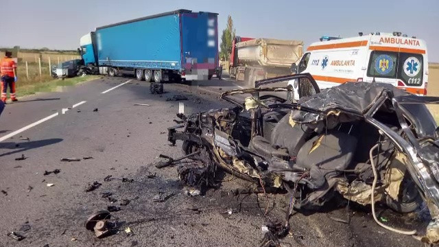 Accident înfiorător pe Drumul Morții. Un șofer a murit după ce ar fi intrat intenționat într-un TIR, cu o viteză de 150 km/h