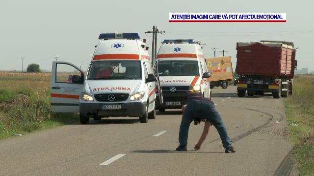 O fată de 18 ani a murit după ce a fost lovită de un camion când traversa strada. Tocmai coborâse dintr-un microbuz