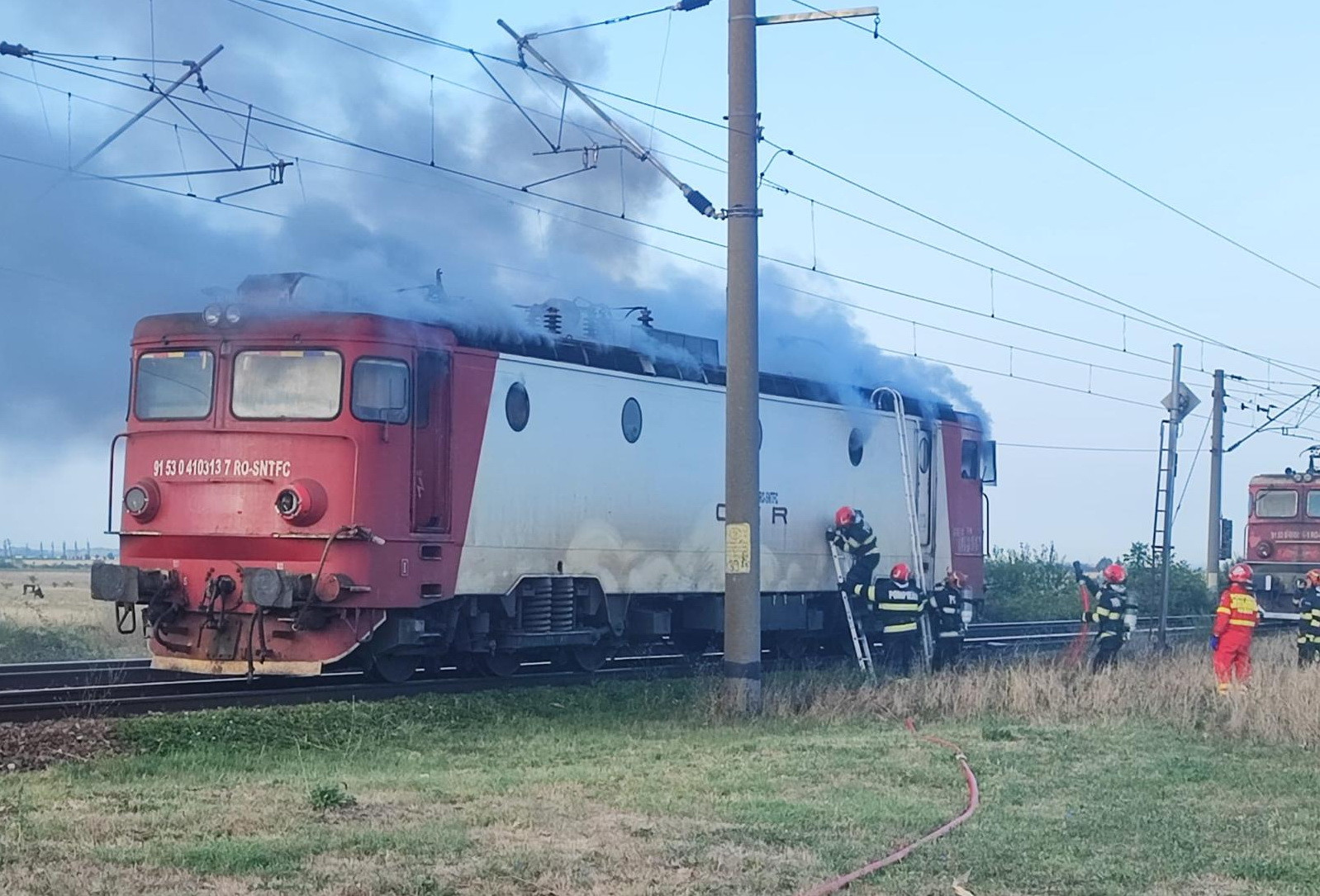 Incendiu la locomotiva unui tren de călători cu 100 de persoane, care circula pe ruta Buzău - Bucureşti Nord