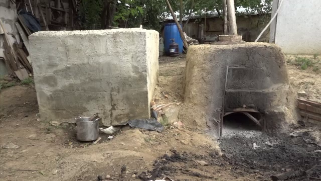 Un bărbat din Vaslui a fost găsit ars, lângă cazanul de țuică. „I-am spus lu' tata să nu mai umble acolo”