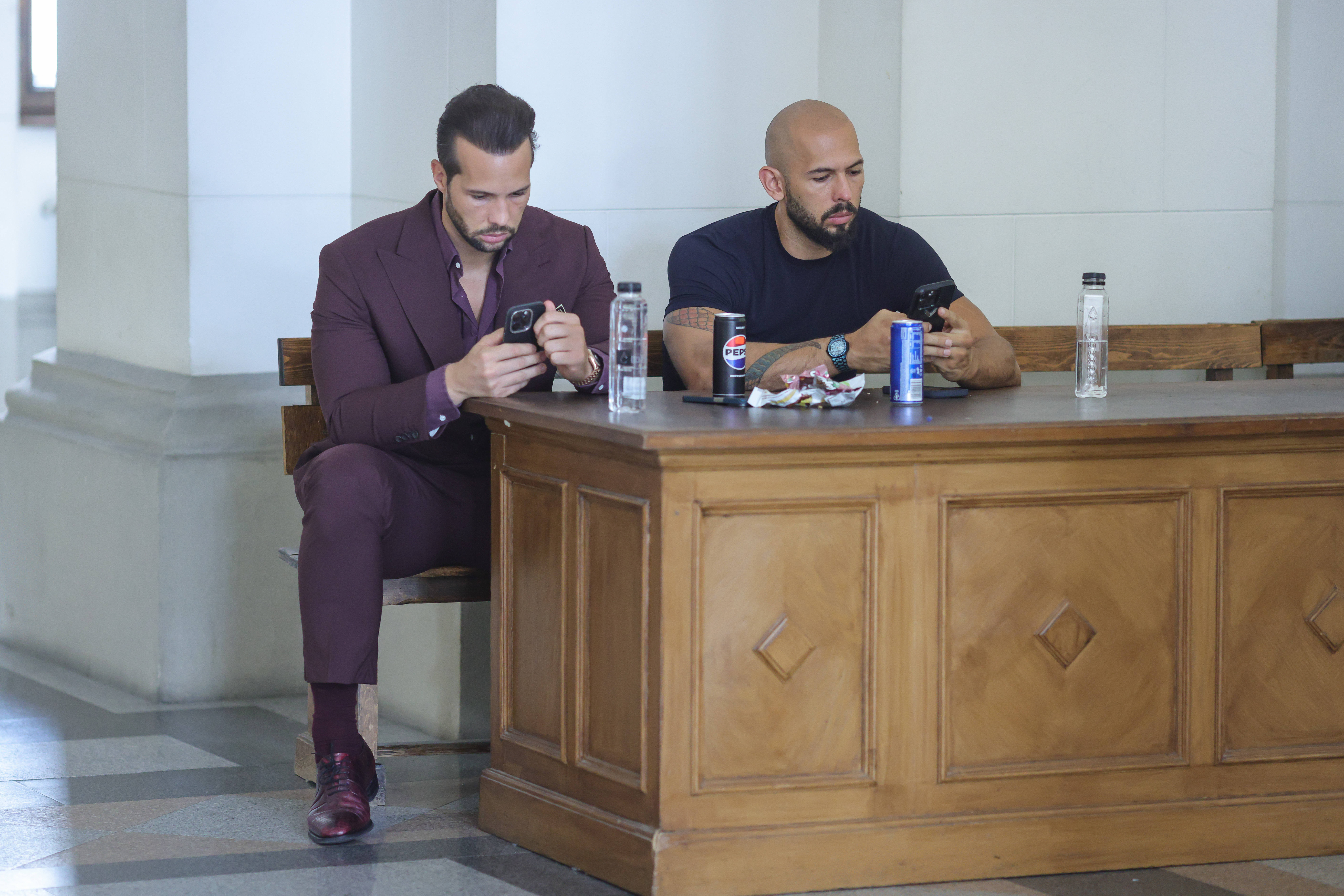 Andrew Tate rămâne în arest la domiciliu, iar Tristan sub control Judiciar. Interdicția de a vorbi cu victimele, ridicată