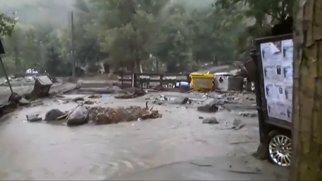 Inundațiile fac prăpăd în Italia. Un bărbat a fost luat de ape cu tot cu tractorul în care se afla