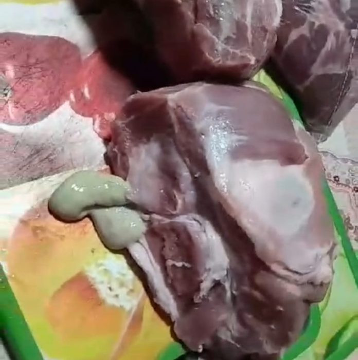 Carne în putrefacție și cu puroi, vândută în Bistrița de un cunoscut lanț de magazine. Ce a făcut Protecția Consumatorului