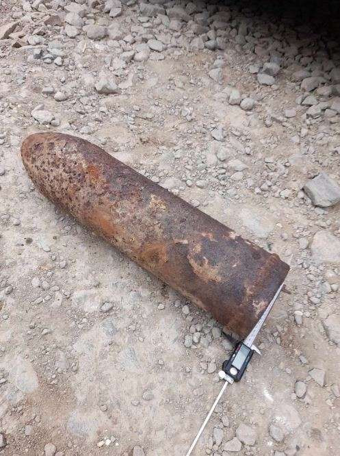 Au făcut o descoperire șocantă în timp ce demolau o șură, în comuna Praid. ISU a trimis pirotehniștii. FOTO