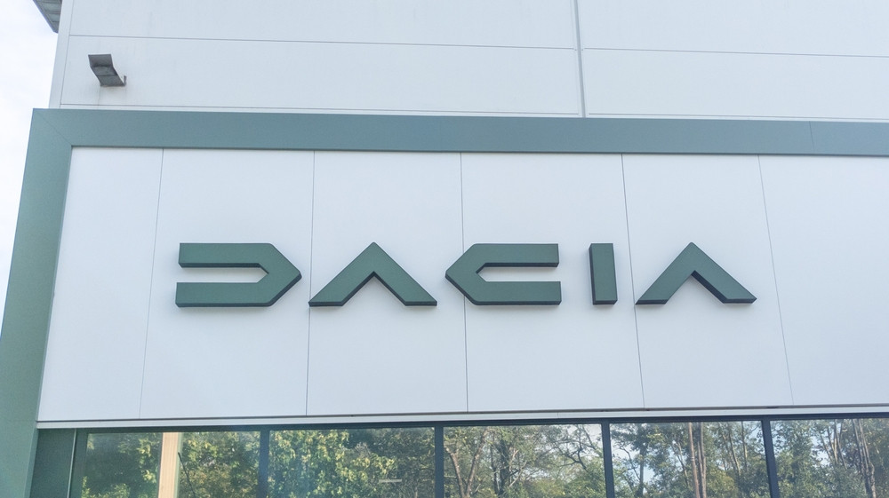 Dacia le dă bani grei angajaților ca să plece, pentru a-i înlocui cu roboți. Compensațiile ajung la zeci de mii de euro