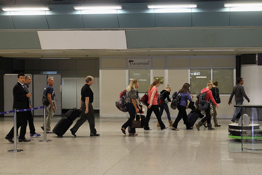 Un român a fost reținut la scurt timp după ce a ajuns pe aeroportul din Perugia. Ce au descoperit autoritățile italiene