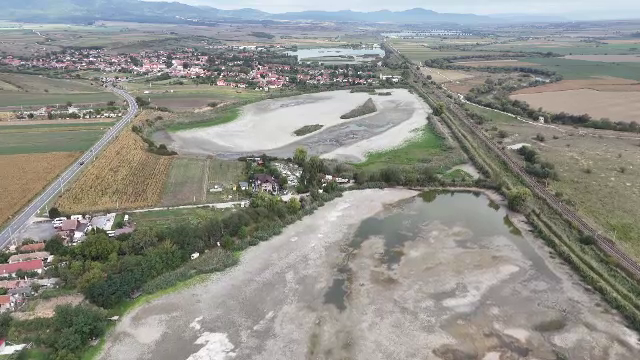 Seceta a lasăt „Delta din Carpați” fără apă. Trei lacuri din zona protejată au secat și pun în pericol specii rare de păsări