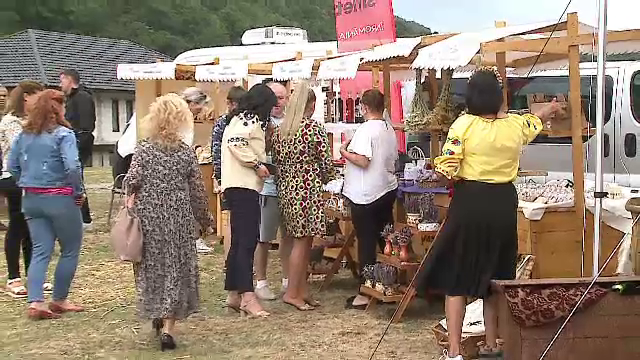 Târg cu mâncare tradițională și produse bio la poalele munților Gurghiu: „Toate sunt deosebite, le-am gustat pe toate”
