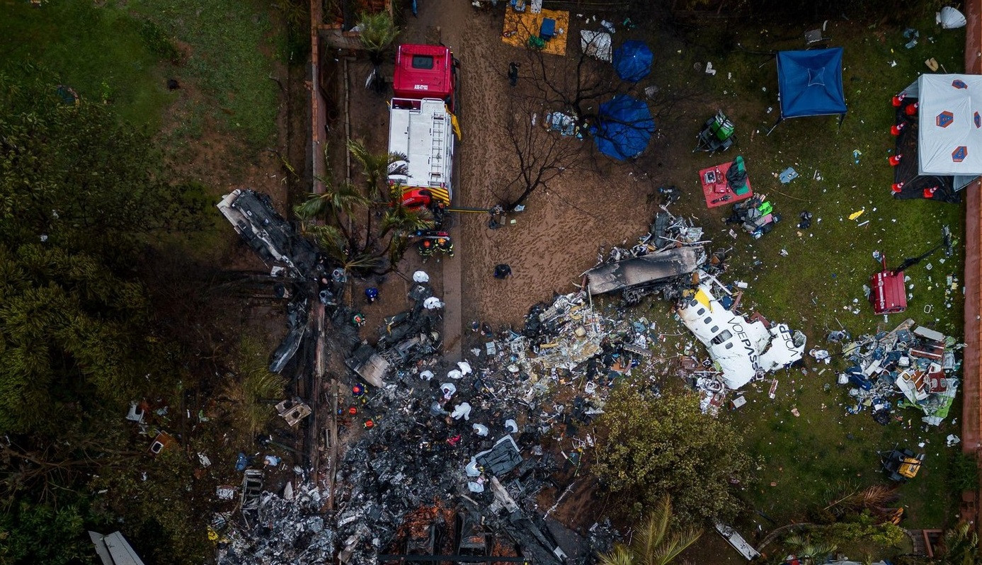 Motivul pentru care un avion cu 62 de pasageri la bord s-a prăbușit. Problema raportată cu puțin timp înainte de tragedie