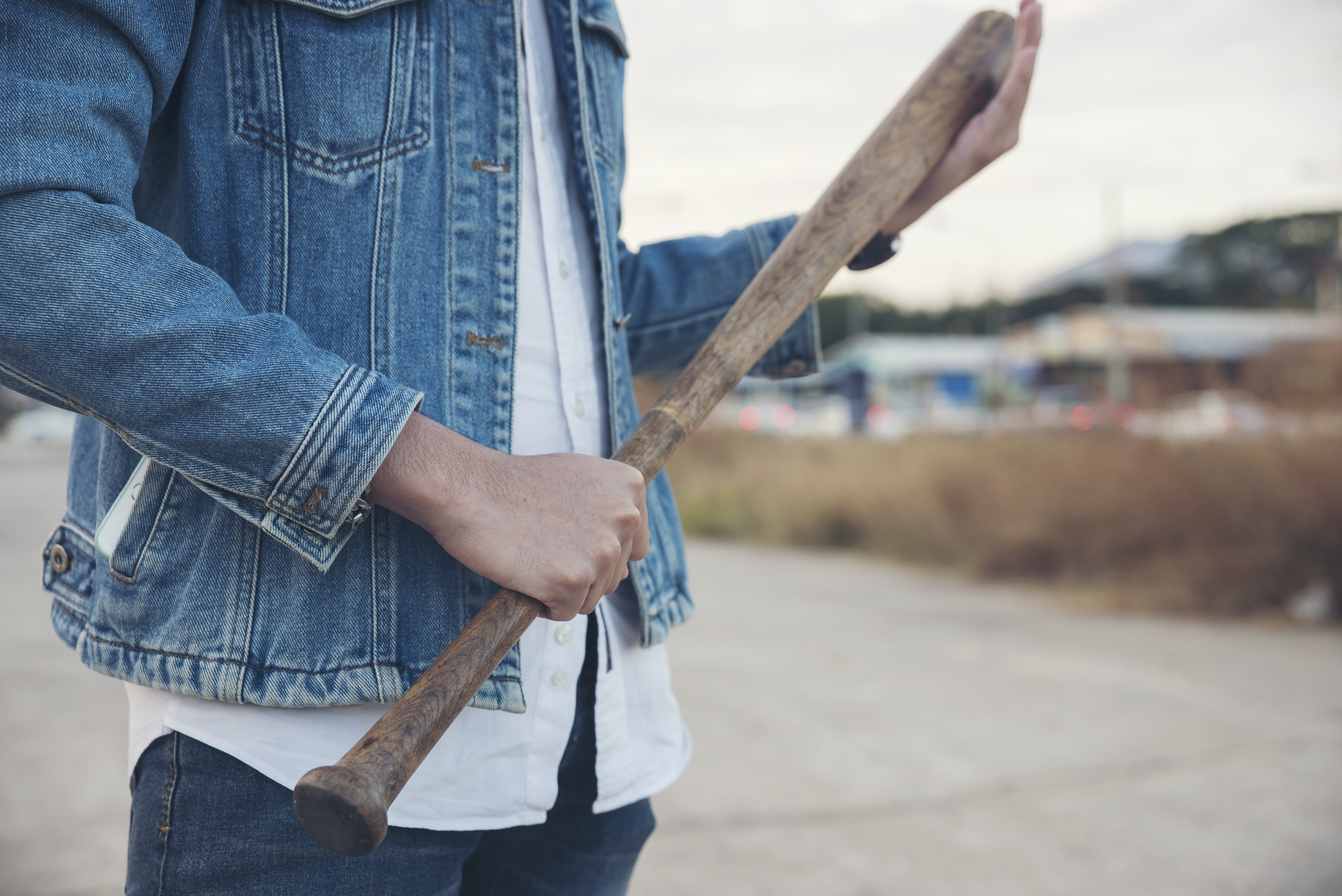 Scandal monstru la Hunedoara. Un bărbat înarmat cu o bâtă de baseball a lovit șase oameni. Cum s-a terminat conflictul