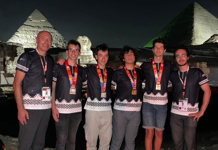 România a obținut patru medalii la Olimpiada Internațională de Informatică. Una este de aur