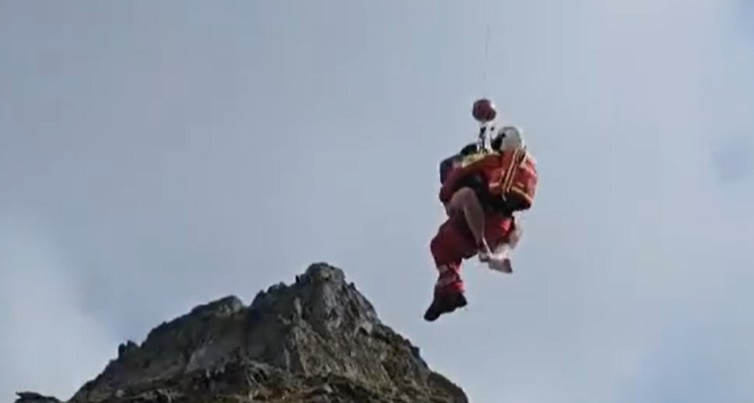 Tânără cu un picior rupt recuperată de salvamontiști de pe creasta munților Făgăraș, din zona "La trei pași de moarte"