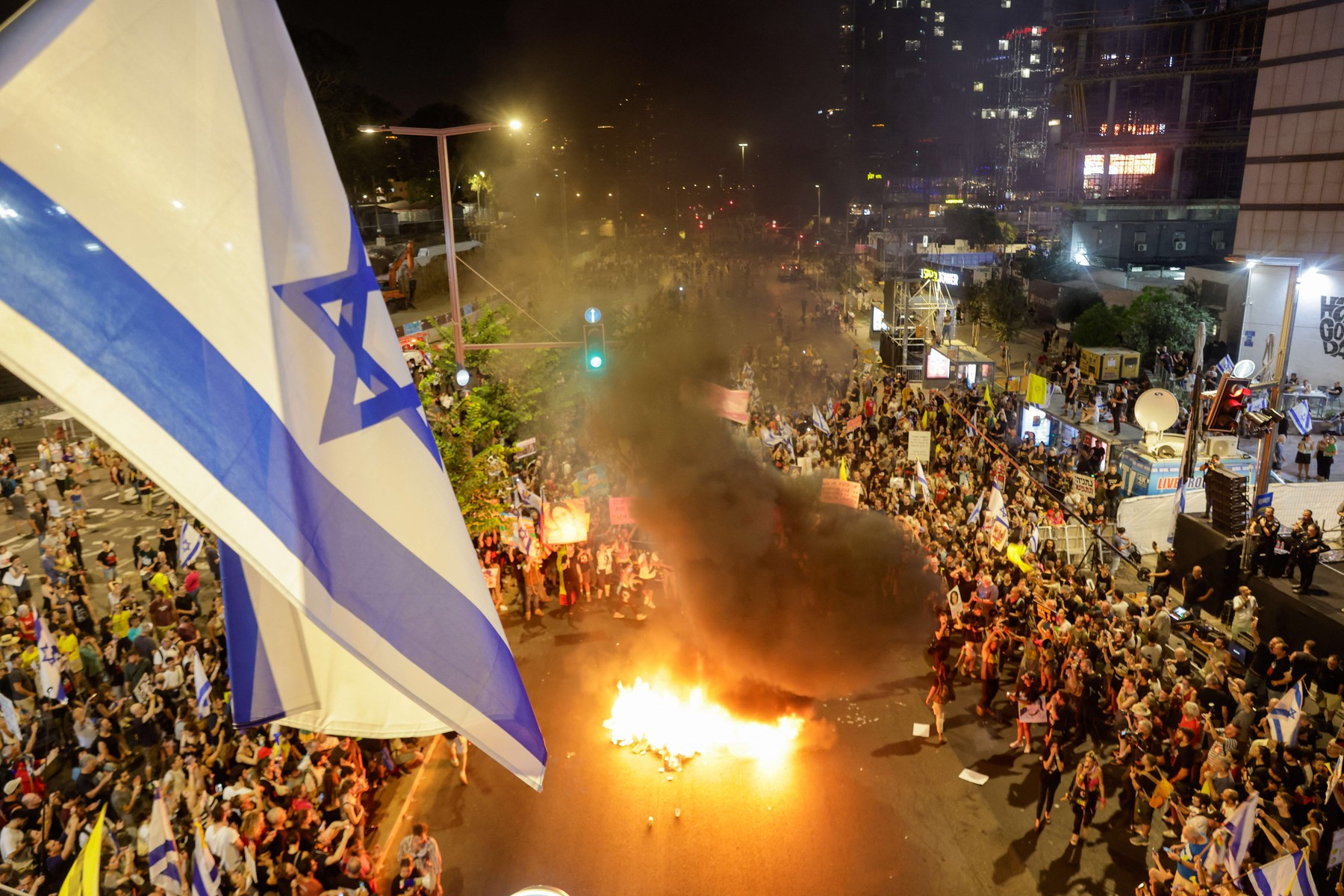 Zeci de mii de persoane, în stradă în Israel. Protestatarii îi cer lui Netanyahu un acord pentru eliberarea ostaticilor