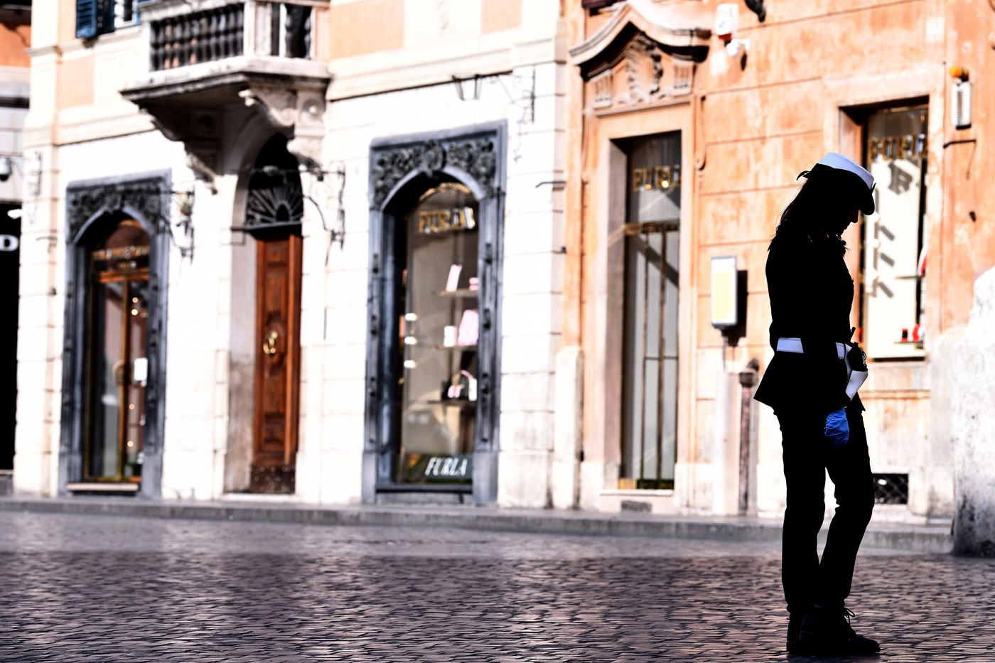 Eroina Italiei. O polițistă a salvat un tânăr lovit cu mașina de un român beat și fugar, apoi a ajutat la prinderea acestuia