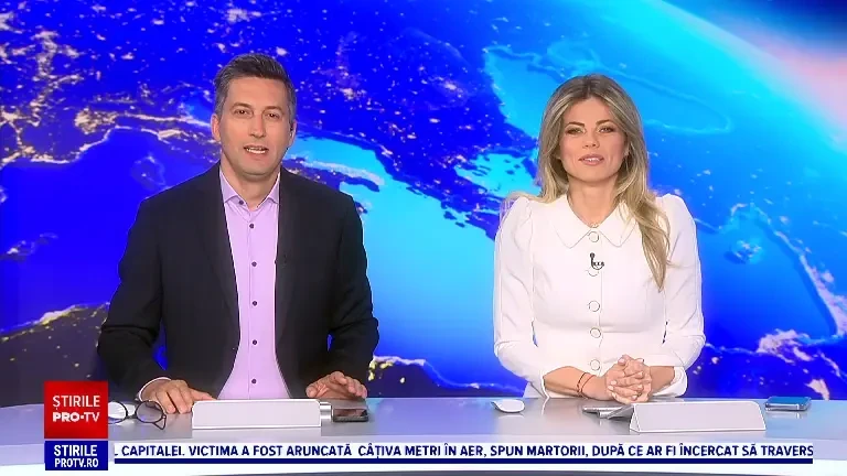 Lebădă rătăcită, salvată din calea mașinilor de polițiștii dintr-o comună din Bacău