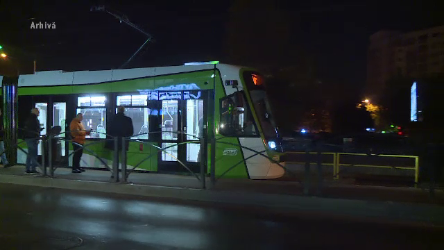Un jandarm aflat în timpul liber a fost înjunghiat într-o stație de tramvai din București. Victima a ajuns la spital