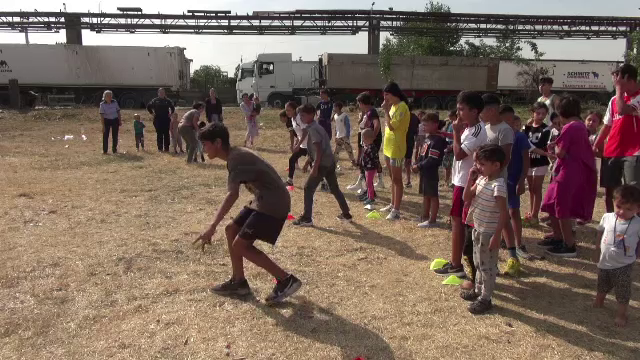 Mese calde și activități educative pentru copiii fără posibilități din Roman. „Am simțit că vor să venim”