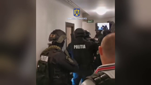 Trei bărbaţi din Arad, ridicați de mascați pentru șantaj. L-ar fi amenințat pe patronul unei firme timp de mai multe luni