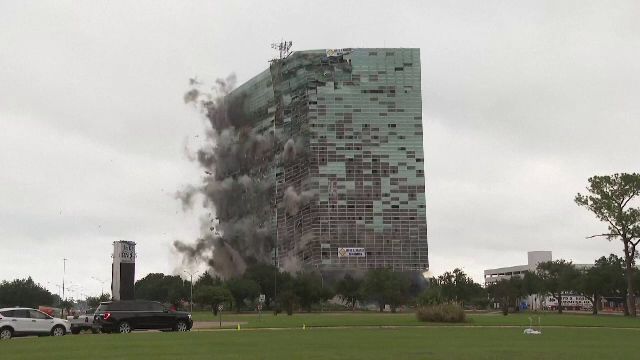 Imagini impresionante cu demolare unei clădiri din SUA. Peste 200 de kilograme de dinamită folosite pentru a distruge colosul