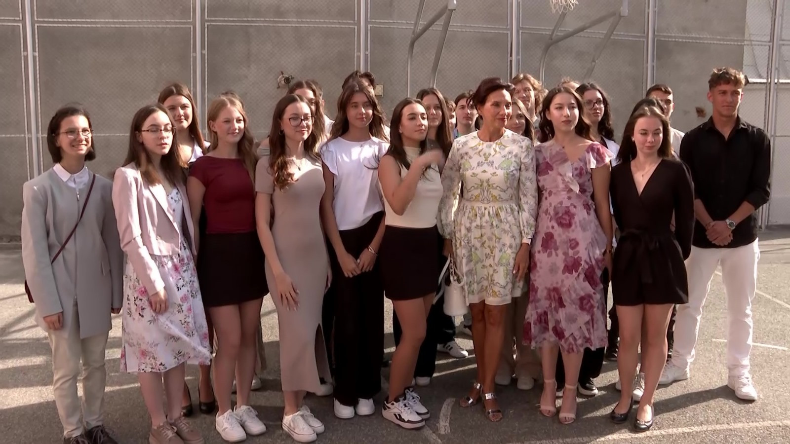 Cum s-a îmbrăcat Carmen Iohannis în prima zi de școală