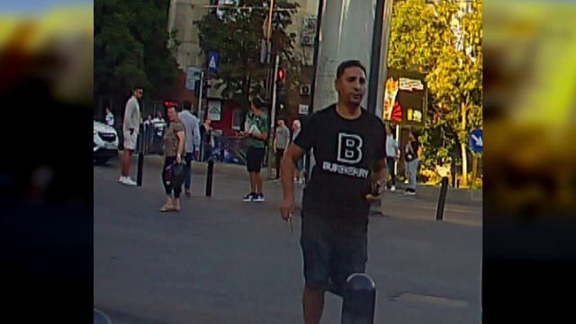 Bărbatul care a înjunghiat un angajat al Jandarmeriei în stația de tramvai a fost arestat. Atacul a fost filmat. VIDEO