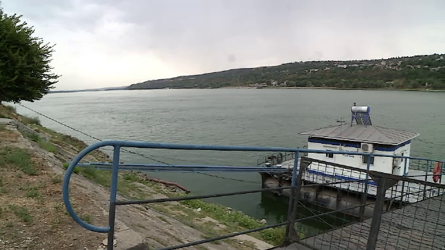 Seceta închide vama Bechet, de la granița cu Bulgaria. Bacul care traversează Dunărea, oprit din cauza debitului redus