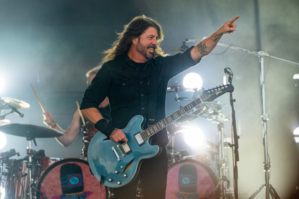 Dave Grohl, solistul trupei Foo Fighters, a anunţat că și-a înșelat soția și este tatăl unei fetițe. „Fac tot ce pot”