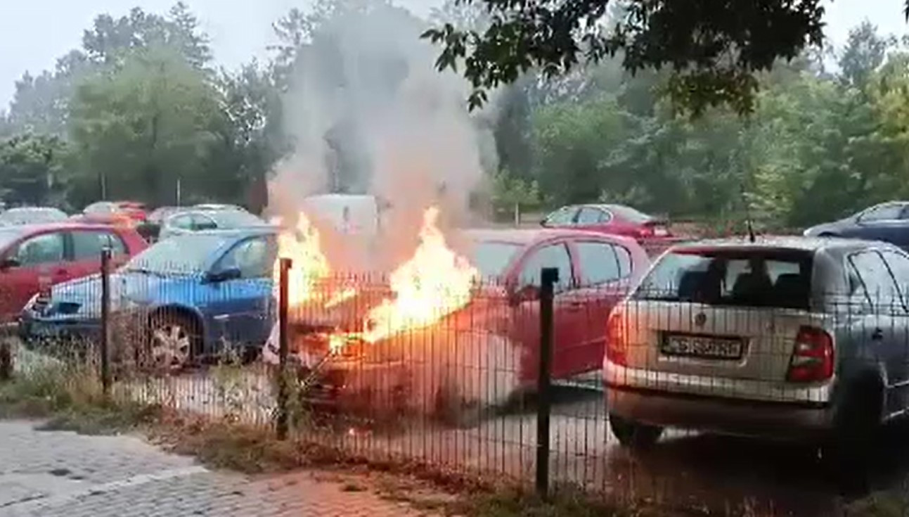 Șocul trăit de o femeie care își ducea copiii la școală. S-a trezit cu mașina în flăcări după ce a fost lovită din spate