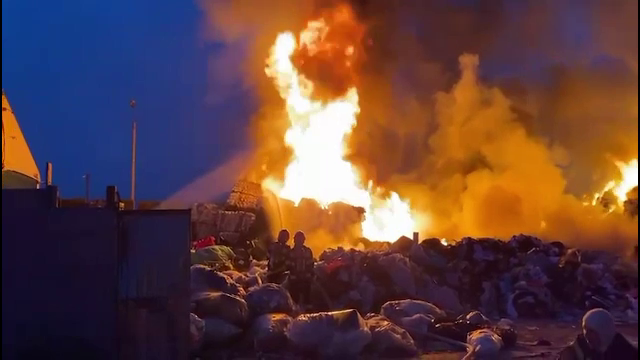 Zeci de pompieri se luptă de ore bune cu flăcările, în Sibiu și Dâmbovița. Nu se știe cauza acestor incendii