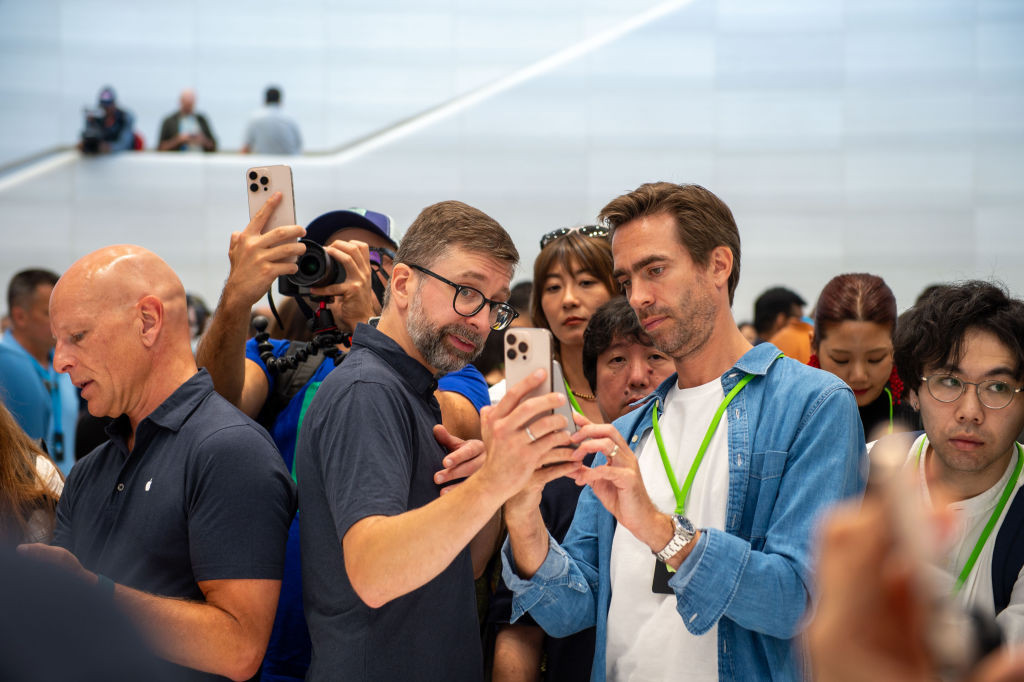 Un telefon Android de doar 200 de dolari are ecranul mult mai bun decât noul iPhone 16, care costă peste 800 de dolari