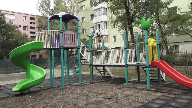 Un copil a căzut de la înălțime, de pe un tobogan, după ce balustrada de protecție s-a desprins. Primăria Iași dă vina pe el