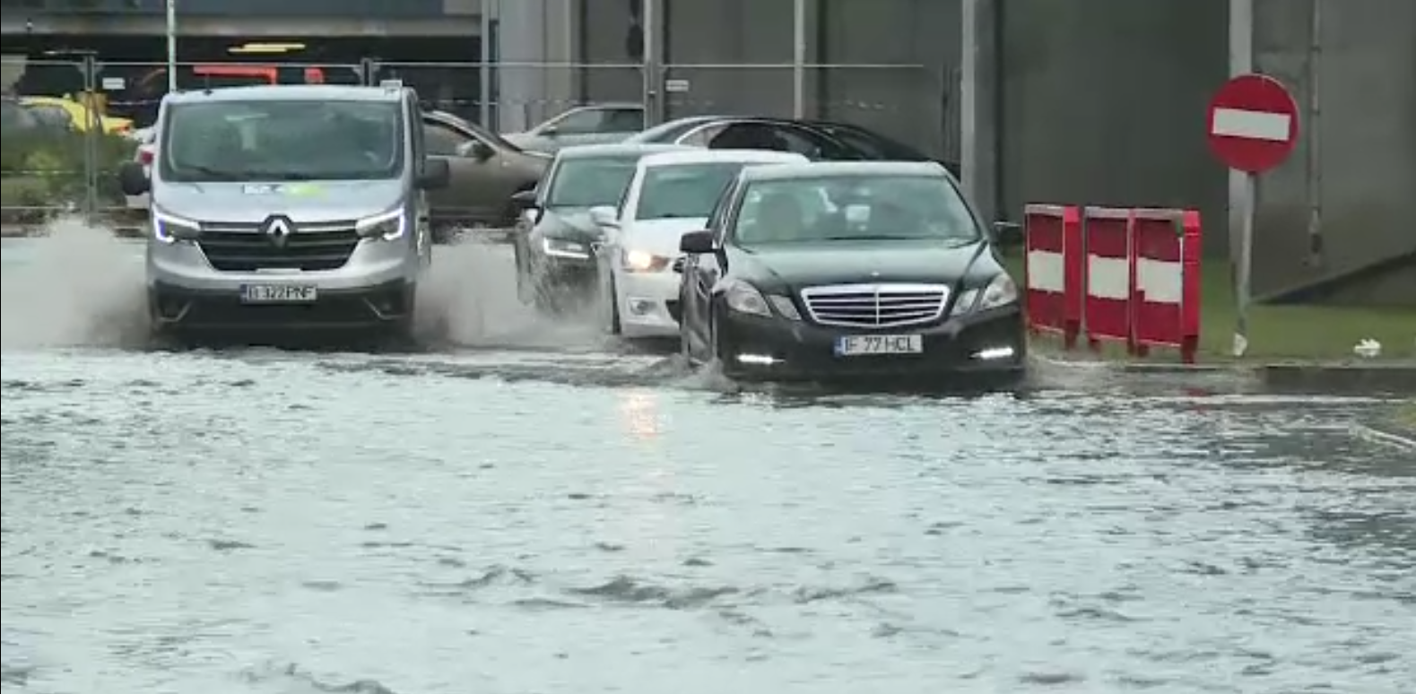 Ciclonul islandez a lovit România. Furtuni în mai multe zone. Temperaturile au scăzut brusc cu 15 grade