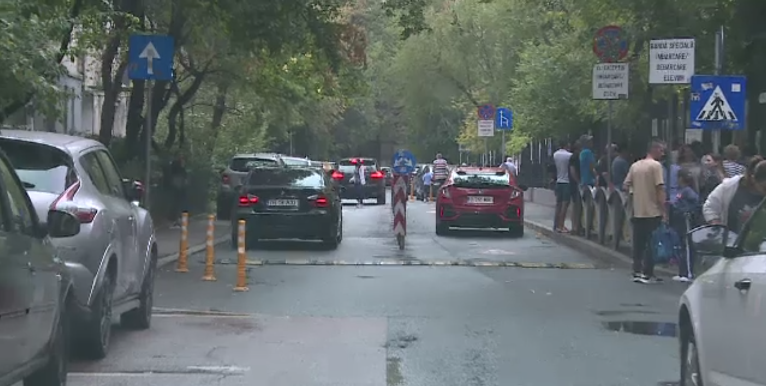 Dusul copilului la școală este sport extrem în orașele mari din țară. Bulevardele de lângă școli sunt sufocate de mașini