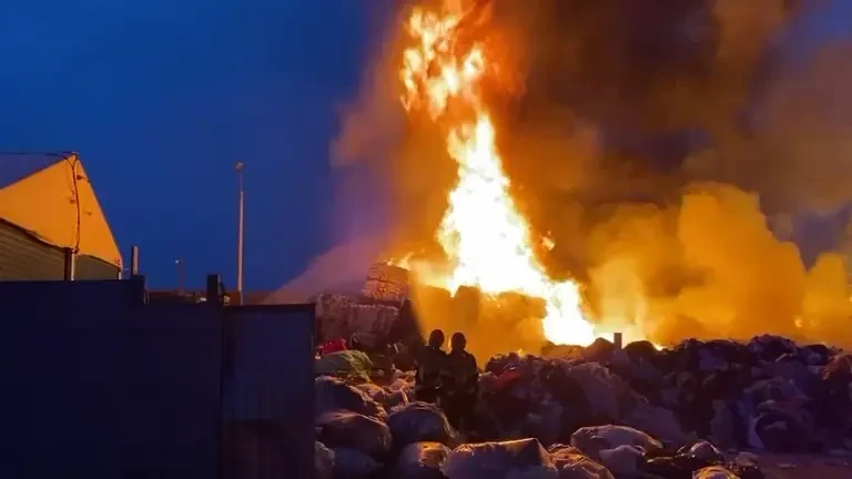 Incendiu puternic la un depozit de deșeuri din Sibiu. Locuitorii au primit mesaj RO-Alert