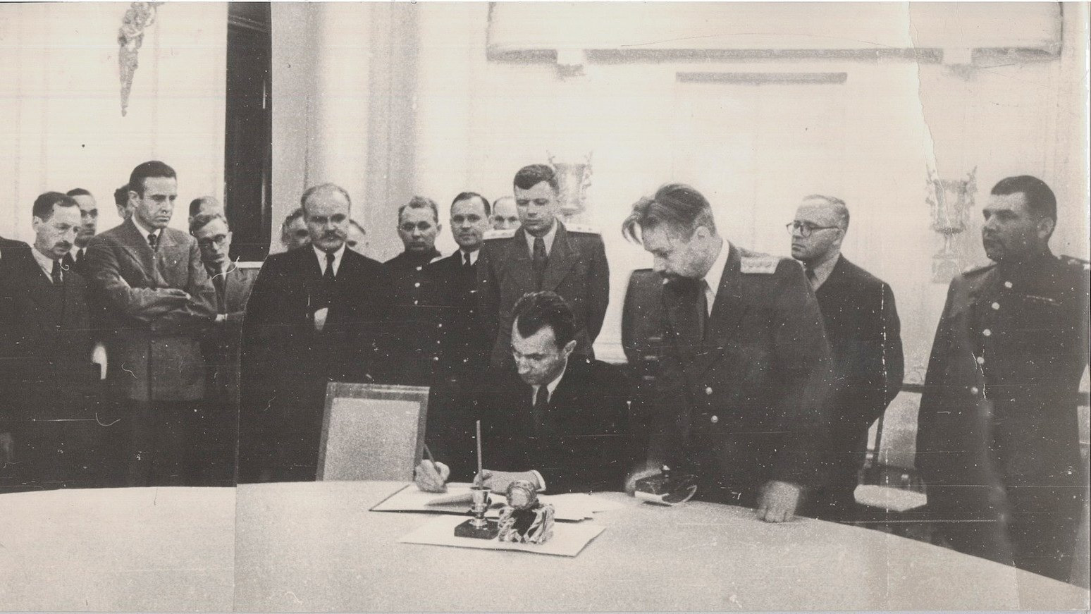 „Prevăd de acum mari suferinţe pentru popor”. În urmă cu 80 de ani, România schimba taberele . Condițiile dure ale URSS