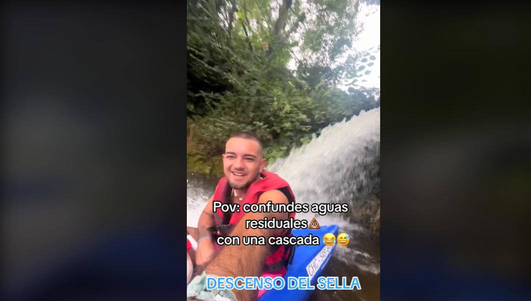 Turiștii din Spania confundă o conductă de evacuare a apei uzate cu o cascadă și fac duș sub ea | VIDEO