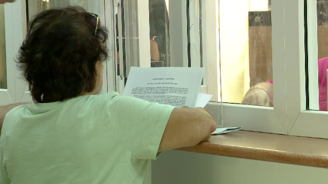 Transportatorii feroviari protestează față de noua lege a pensiilor. Manifestanții afișează mesaje "Demisia" și "Hoţii!"