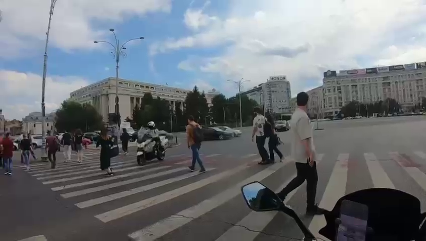 VIDEO. Un polițist de la Rutieră aflat pe motocicletă a lovit o femeie, pe trecerea de pietoni, în București