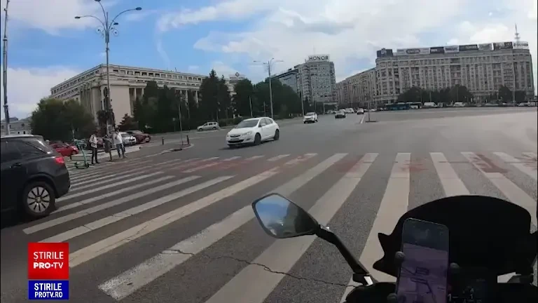 Un polițist de la Rutieră aflat pe motocicletă a lovit o femeie, pe trecerea de pietoni, în București