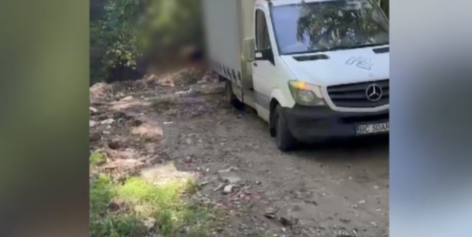 Doi bărbați din Bacău au fost amendați cu 60.000 de lei după ce au fost filmați în timp ce aruncau deșeuri în pădure