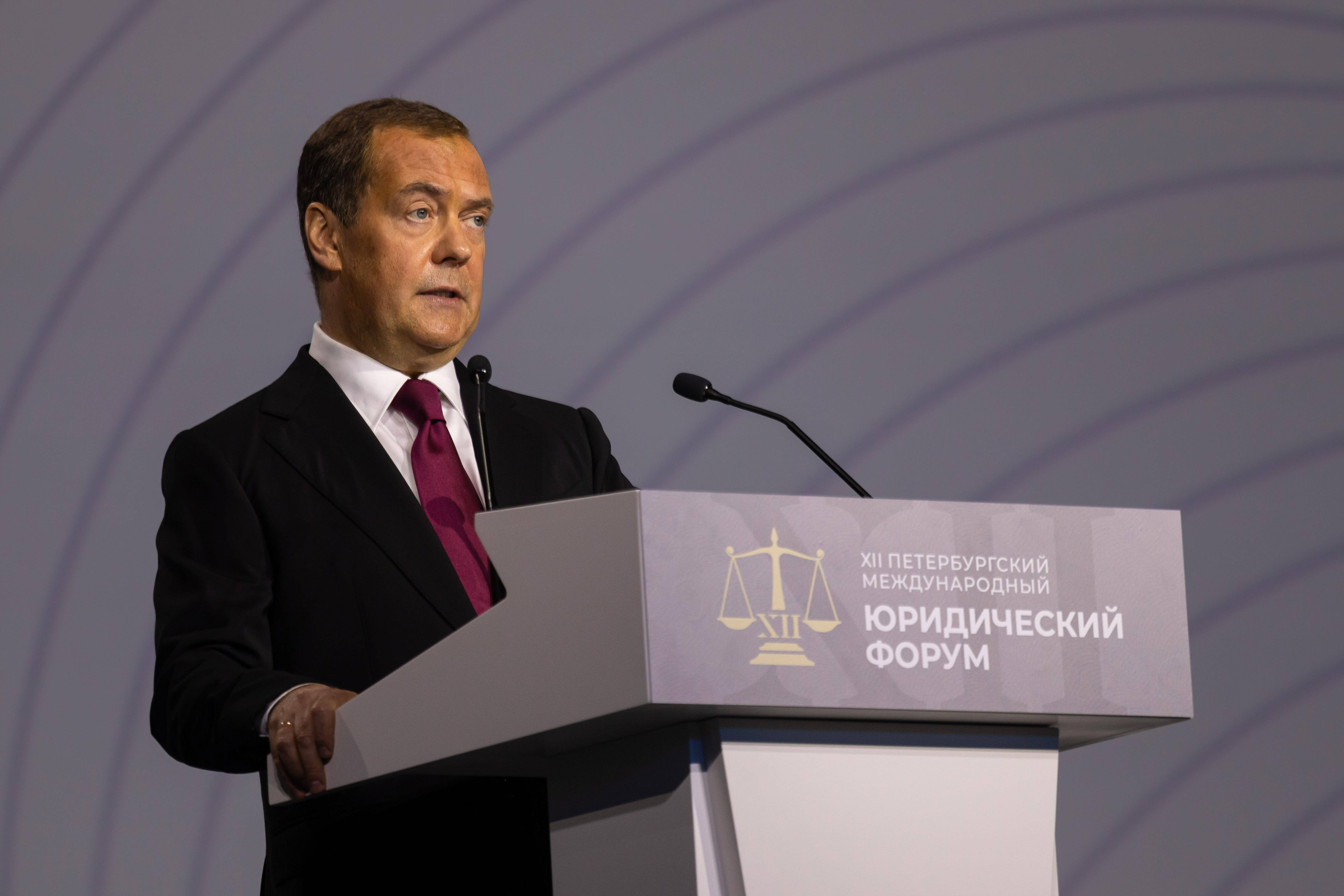 Delir la Moscova. Medvedev amenință că va distruge Kievul dacă Ucraina folosește rachete cu rază lungă de acțiune