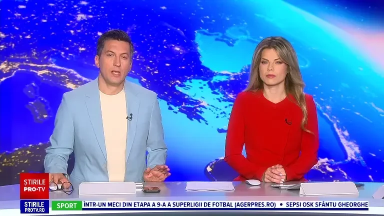 Momentul în care un tren de marfă izbește un camion care transporta un tanc