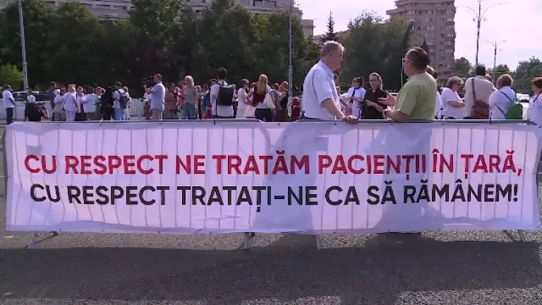 Protest în fața Guvernului. Zeci de doctori din București au cerut respectarea prezumției de nevinovăție
