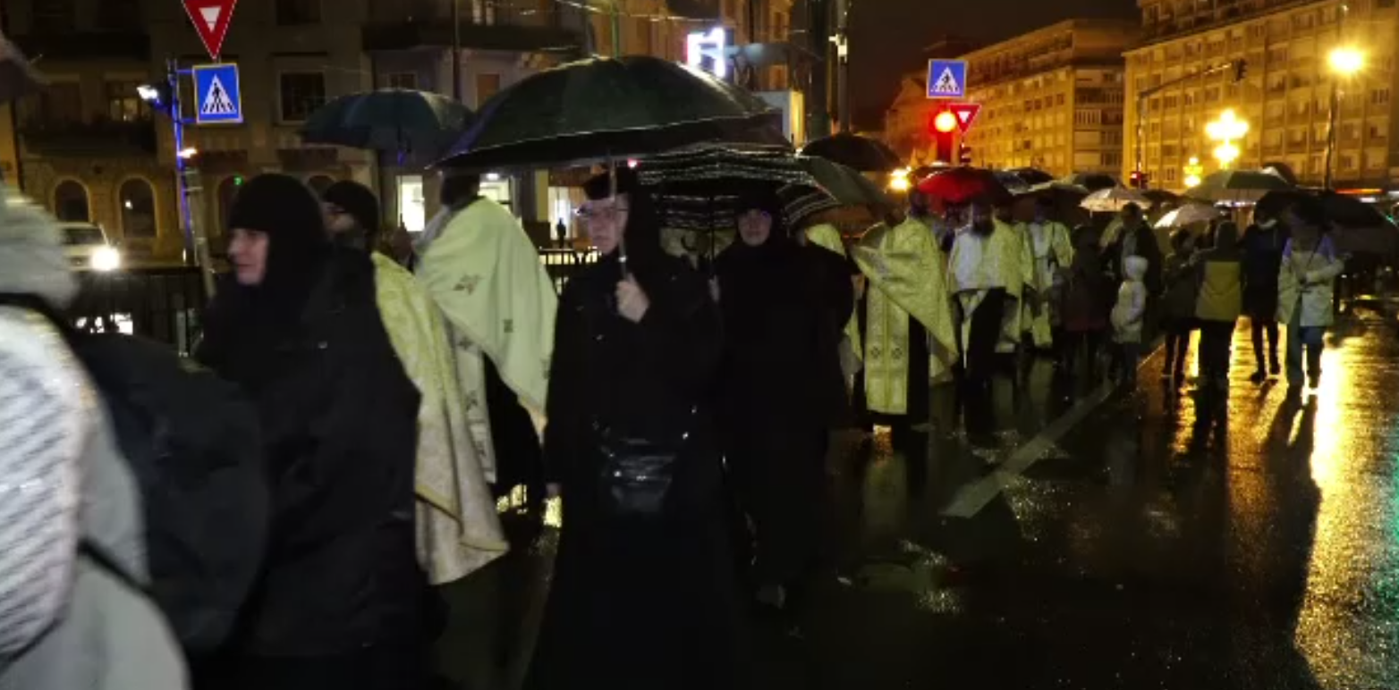 Timișorenii au mers să se roage la racla Sfântului Iosif cel Nou de la Partoș. Codul galben de ploi nu i-a speriat
