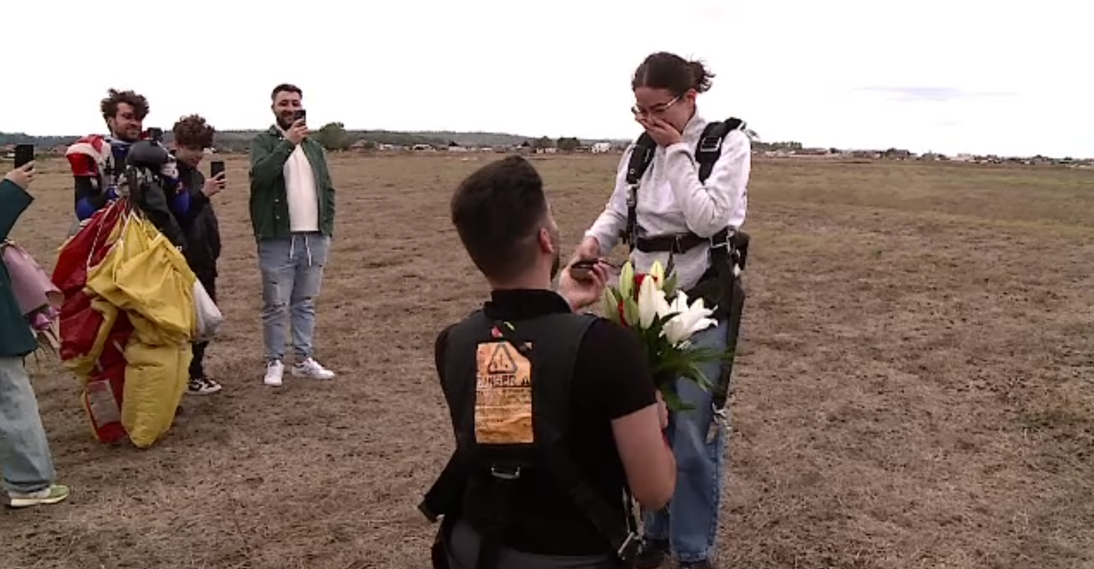 Un salt în tandem cu parașuta s-a încheiat cu o cerere în căsătorie la Aeroclubul din Craiova