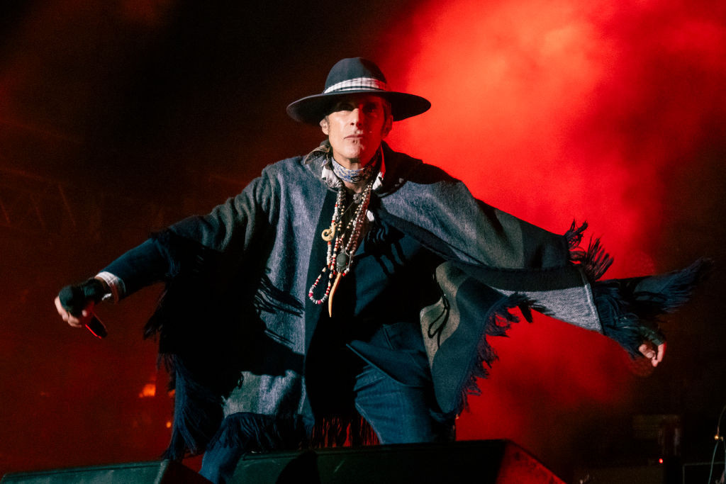 Formația Jane's Addiction își cere scuze fanilor pentru bătaia de pe scenă. Soţia lui Perry Farrell a dat detalii