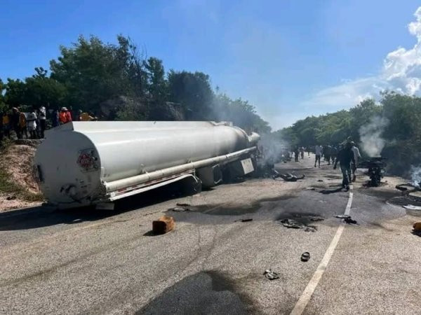 Explozie devastatoare. Peste 24 de oameni au murit și 40 au fost răniți după ce un camion-cisternă a explodat | Video